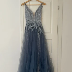 Fest klänning  - Pris kan absolut diskuteras. Använt 1 gång och är i storlek S-M. Passar bra på dom flesta och sitter så fint på kroppen ☺️