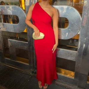 Röd balklänning ❤️ - En röd balklänning som endast använts en gång ❤️ knytes över axeln och kan justeras. Har en slits på sidan (se sista bilden). Från Mango❤️