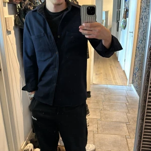 A days march overshirt  - Snygg, skön overshirt för inkommande hösten. Fint skick, använd ett fåtal gånger 