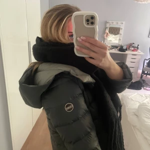 Colmar vinter/höst jacka - Snyggaste colmar jackan i en rymdgrå färg, går inte att hitta längre vad jag vet. Lite herno påminnande! Varm och skön, står 44 i men passar väl ca xs-M ❤️kom med bud, jag är öppen för byte mot en svart eller andra byten så skriv gärna ☺️