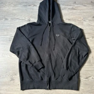 Cdg Hoodie - Säljer nu min cdg hoodie som är köpt på plick. Säljer den då den inte är min stil längre Skick 8/10⭐️