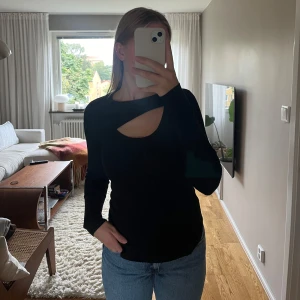 Långärmad topp - Jättefin långärmad topp i ribbat material med detalj framtill. Storlek s från Bik Bok