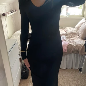 Filippa K långklänning - Svart långärmad långklänning från Filippa K i storlek XS. Materialet är absolut det skönaste jag känt på. Helt oanvänd med prislapp kvar på. Nypris 1900kr