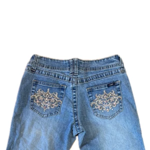 Vintage Angels Jeans - Vintage Bootcut Angels Jeans! Dom är väldigt stretchiga och måtten är: Midja 33 cm, Längd 88 cm, Tveka inte att skriva vid ytterligare frågor!⭐️