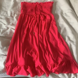 Juicy couture klänning - Superfin, den är mer ”fuchsia” i färgen i verkligheten. Aldrig använd