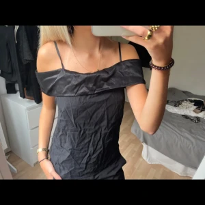 Topp - Glansig off shoulder topp, skrynklig pga legat i min garderob💕