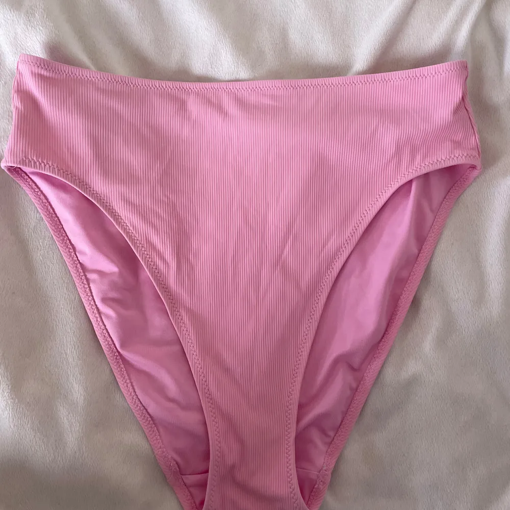 Rosa bikini från Lindex  Bikini topp i storlek:80b Bikini trosa i storlek:m Använd fåtal gånger . Övrigt.