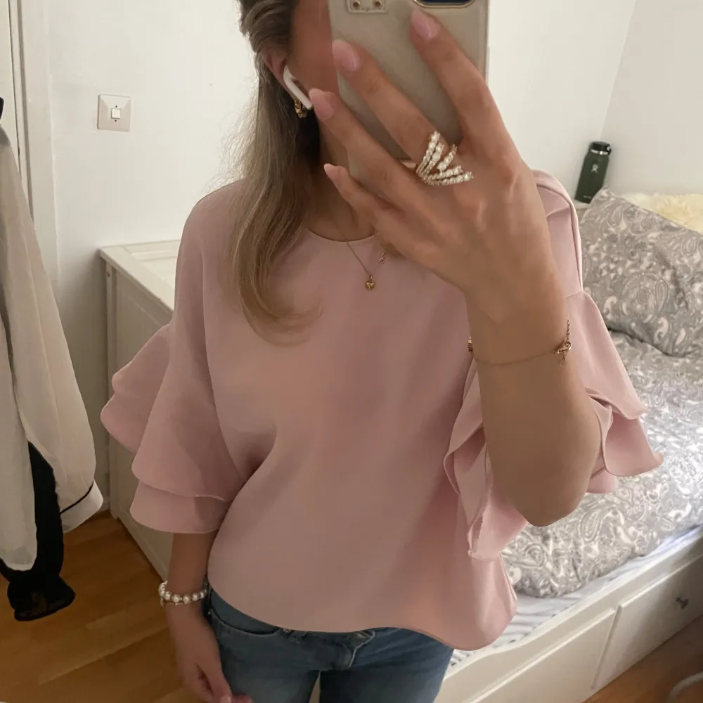 Rosa zara blus med volangärm. Köpt second hand och sparsamt använd av mig 💕. Blusar.