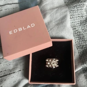 Edbladring - Säljer denna ringen från Edblad då jag inte använder silver smycken. Storlek 16,8.  Box medföljer. 