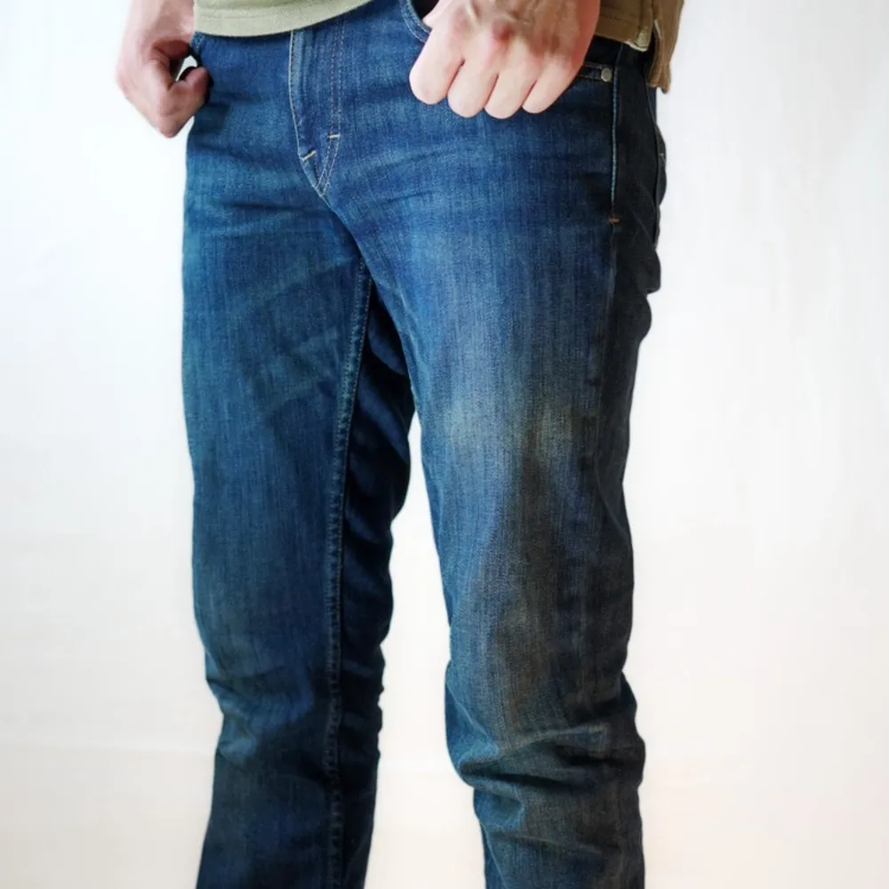 Snygga jeans med en slim fit passform. De har en mörkblå färg med en fin tvätt. Storleken är W29 L32. Skickar så fort jag kan!. Jeans & Byxor.