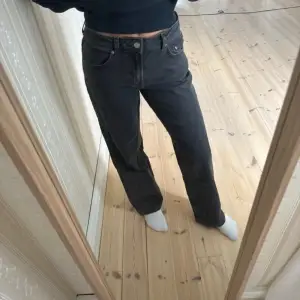 Raka/vida grå svarta jeans från hm. Knappt använda. För referens så är jag 165cm lång.