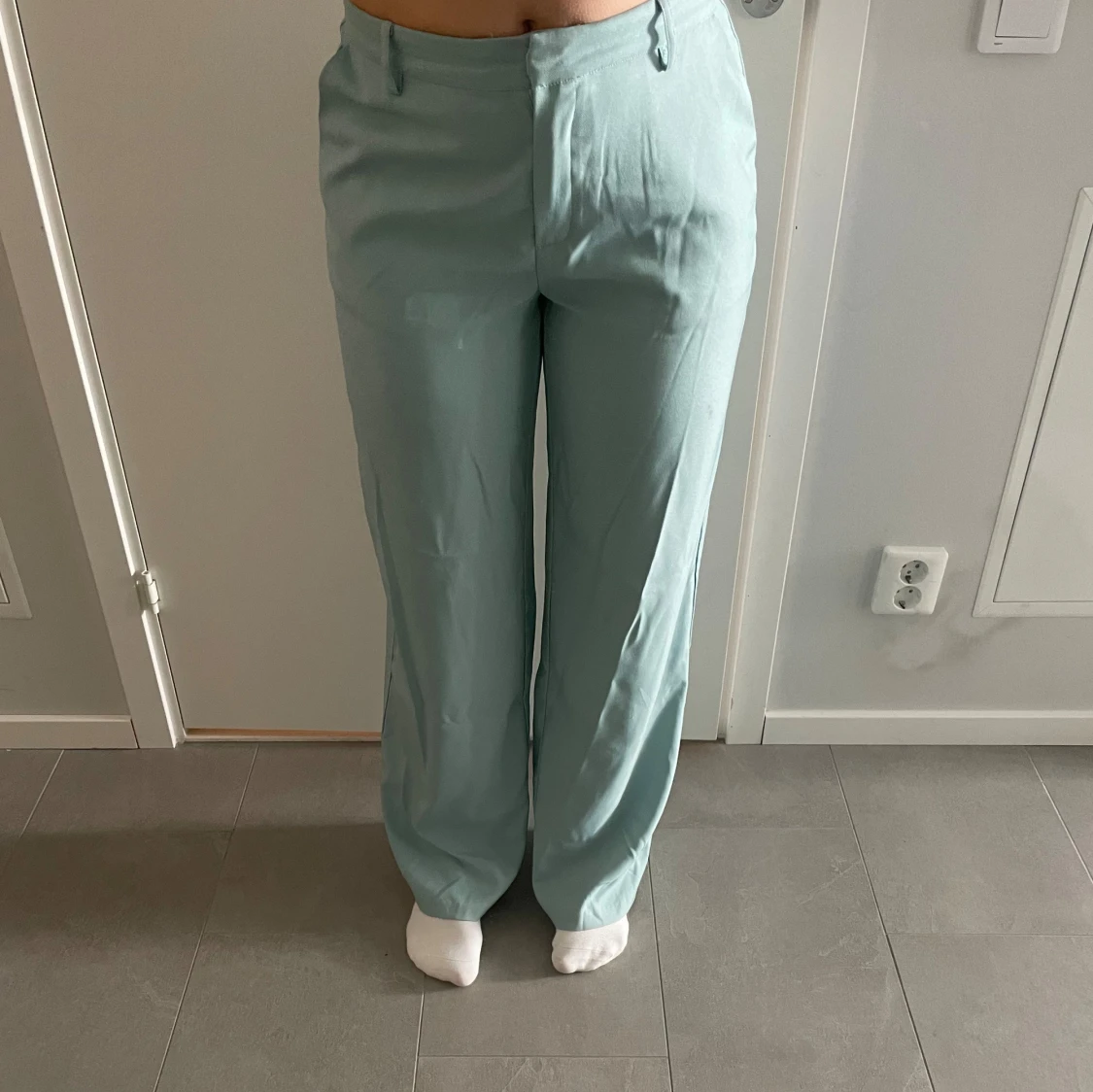 Ljusa gröna byxor från NA-KD