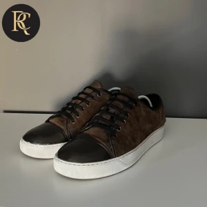 Lanvin Skor - Säljer dessa ur snygga och frächa lanvin skor (brun) i storlek  uk 10/44,5. Skorna är uppfräschade och tvättade med nya skosnören! Nypris ligger på runt 4500kr Mitt pris är 2000kr Hör av er vid minsta fundering!🤝