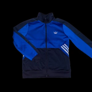 Adidas kofta - En helt oanvänd tröja utan fläckar för barn runt 12-13 år. Ni är mer en välkomna att diskutera om pris!😊