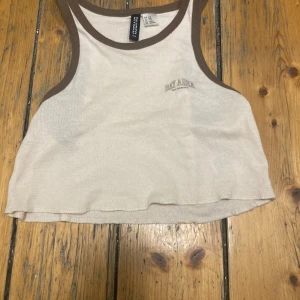 Cropad vit och brun tröja - Cropad brun vit linne skön  