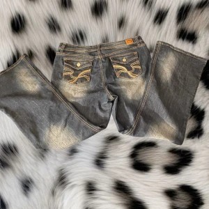 Snygga baggy byxor❤️ - Super fina baggy byxor med knapp på bakgickorna❤️de e bara att skriva om du vill ha måtten:)