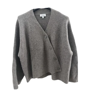 Stickad kofta - Säljen den här asymmetrical stickad kofta/cardigan från & other stories!