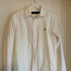 Vit Ralph Lauren Skjorta. - Är för liten för mig sitter som s