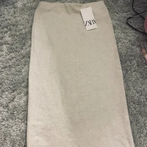Lång kjol - Super söt lång kjol som jag köpte på en zara när jag var utomlands (kjolen finns alltså inte i Sverige) de är perfekt material nu till hösten! Den är tyvvär för kort för mig därför säljer jag den💗det blev inte så bra bilder så säg bara till för fler!