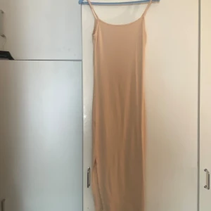 Beige klänning - Från New yorker, passar xs