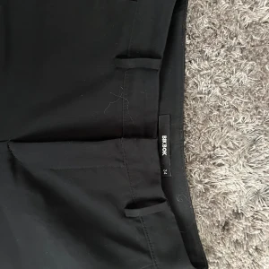 Kostym byxor  - fina kostymbyxor som jag använt någon gång bara, lite för stora för mig bara. Rekommenderar inte till folk som e längre än 160 dock