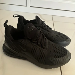 Nikeairmax 270 - Säljer mina nikeairmax 270 som är i väldigt bra skick! Storlek:38,5