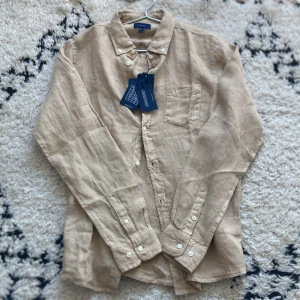 Gant linneskjorta  - Helt oanvänd gant linneskjorta.