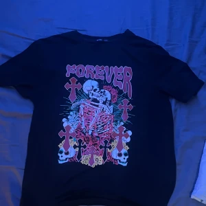 Emo tröja🪓😨 - Köpt på shein för ca 200kr😔 Använd 2/3 gånger!!! 🤷‍♂️💸🤷‍♂️