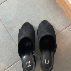Klackskor från XIT  - Säljer dessa svarta klackskor från XIT. De är använd bara några gånger och de är i bra skick. Storlek 37! 