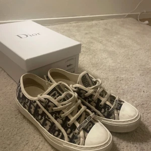 WALK N DIOR - Säljer nu mina walk n dior sneakers som är i mycket bra skick. Jag har storlek 37, dior rekommenderar att gå ner i storlek. Orginalbox, dustbags, de blåa skosnörena och äkthetsbevis finns självklart 🙏🏼 Vid snabb & smidig affär kan jag gå ner i pris.