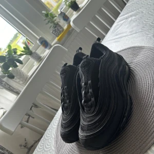 Nike air max 97 - Säljer ett par Nike skor är i bra skick och till skorna får du box och två olika typer av snören 