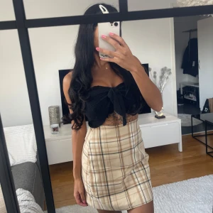 Tubtopp och/eller kjol - Svart Tubtopp: New Yorker stl xs/s (50 kr) Rutig kjol: New Yorker stl 34 (50 kr) aldrig använd. 