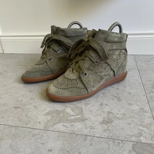 Isabel Marant Bobby  - Hej! Säljer dessa fina Marant skor i modellen bobby, självklart äkta och i jättefint skick! Hör gärna av dig vid intresse, priset är diskuterbart😊