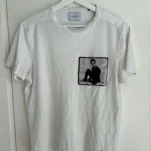 Limitato T shirt - Säljer nu denna skitsnygga limitato t shirt som ibte säljs längre. säljer billigt eftersom jag har växt ur den och vill bli av med den. Strl M och skulle säga att den passar någon som är 180cm + - 5cm