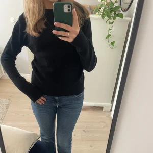 Svart stickad tröja Zara - Svart finstickad tröja Zara💕 Varm, skön och av bra kvalité💓 Storlek S men ganska figurnära så skulle passa XS också beroende på hur tajt man vill ha den💕