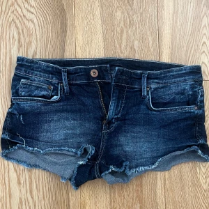 shorts - lågmidjade jeansshorts, använda en del gånger men i bra skick , sitter bra ❤️kan sänka pris vid snabb affär