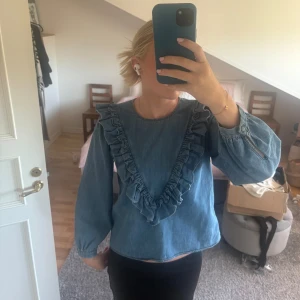 Jeansblus - Söt Jeansblus med volang, dragkedja i ryggen!