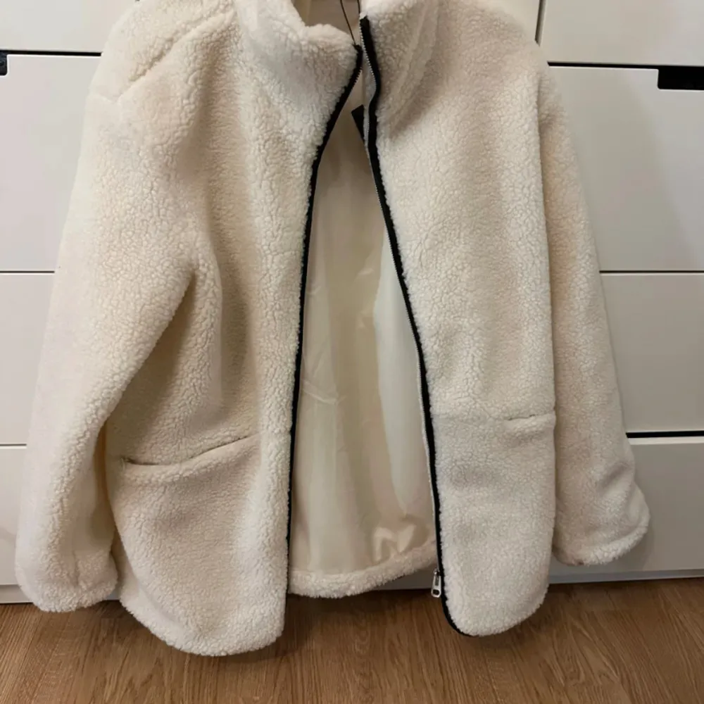 En teddy jacka från vero moda som kostar 599 kr nypris. Bilderna är från mina tiktoks.  är större i storlek så mer oversized och därav brukar jag tex vika upp den. Säljer för att jag inte använder sen längre. Färgen är mellan beige och vit. . Jackor.