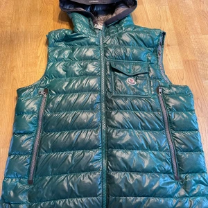 Moncler väst - Mörkgrön moncler äkta Storlek xl men passar L även medium beroende på kropps form