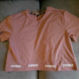 Stronger  - Jätte fin stronger tränings tröja som är jätte skön! Använd 2 gånger. 