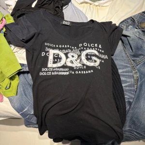D&G t-shirt - Super fin dolce and gabbana tisha i dunder skick, inga defekter alla diamanter är på!