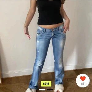 Lågmidjade miss sixty jeans - Säljer ett par jättefina jeans som jag köpt på Plick men dom var tyvärr för stora för mig. Midjemåttet är 42cm, dom passade bra i längden på mig som är runt 165.❣️❣️
