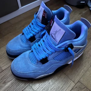 Jordan 4 University Blue  - Mycket bra skick, endast använd några gånger. Låda tillkommer och priset är ej fast.
