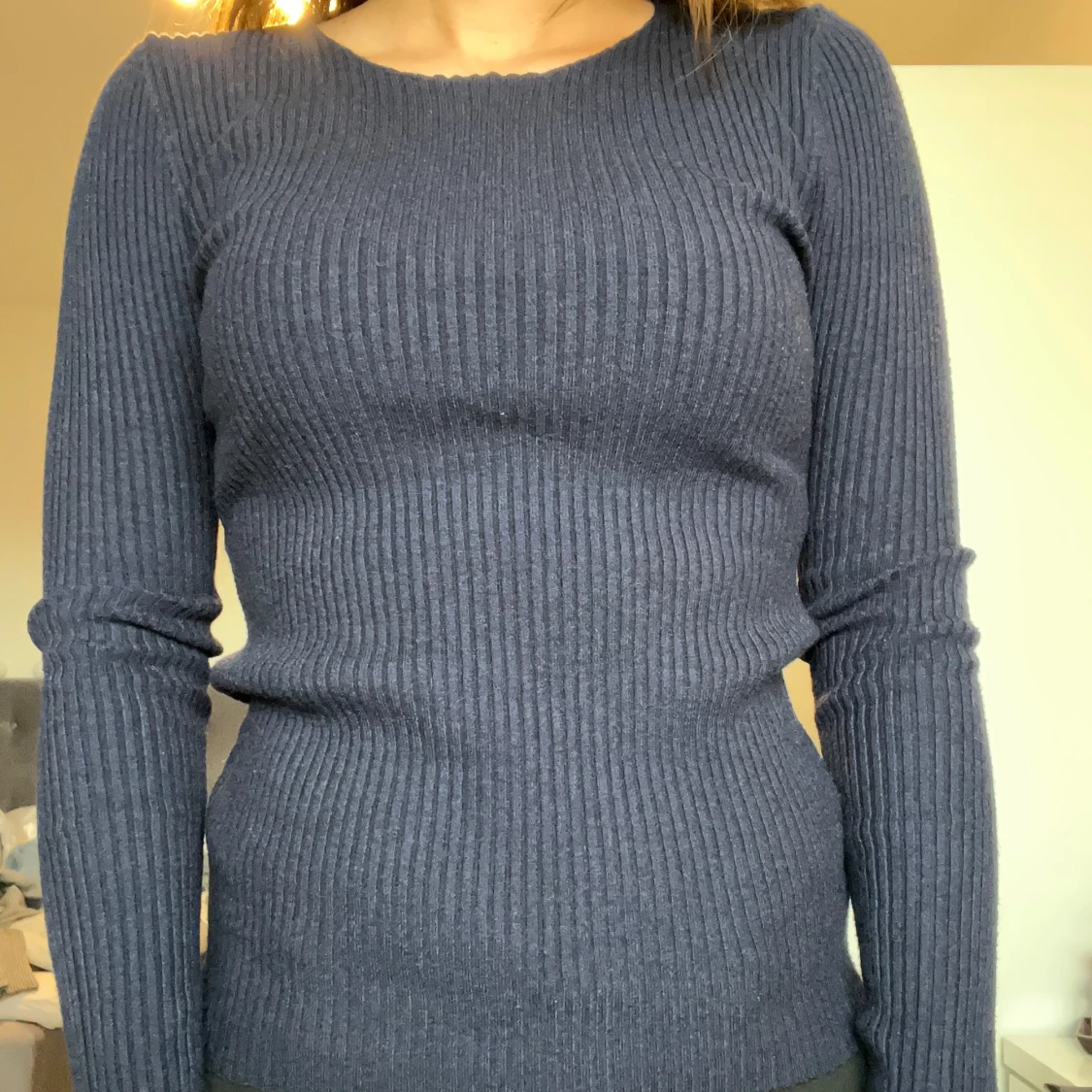 Ribbad mörkblå tröja  - 91
