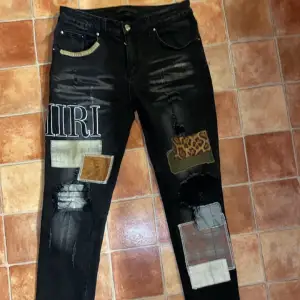 Tja, säljer mina Amiri Jeans. Köpta 2020 så har äntligen tröttnat på dom. Skick 9/10. Tyvärr inget kvitto på dom därav bra oris. Tveka inte att höra av er. Aktiv 24/7⚡️👋🙌