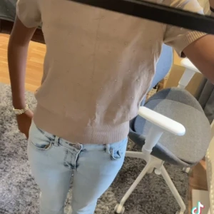 iora topp - Fin beige/brun topp som jag köpte utomlands i en butik som heter iora. Nypris är 300 kr. Har aldrig använt den 