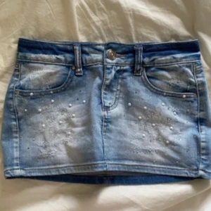 Lågmidjad jeanskjol - As snygg lågmidjad jeanskjol med detaljer på💗