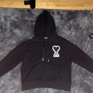 Säljer nu min riktigt snygga ami paris hoodie då den är lite för liten (176cm) nypris ungefär 5000. Hör av er vid frågor och funderingar :)  - Skick 9/10 inga synliga skavanker. 