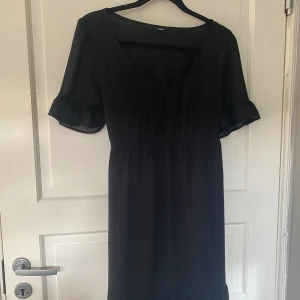 Svart klänning från H&M - En svart klänning från H&M. klänningen är i storlek M/L🙌🏼