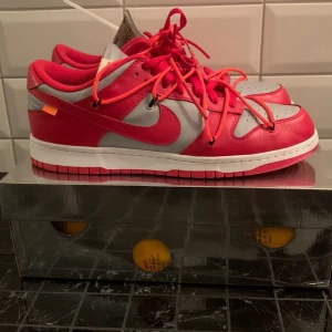 Off white dunks university red. - Storlek 46. Väldigt snygga och coola skor. Sälja mellan 10000-12000 nya i  storlek 46. Använt några gånger, skick 9.5 av 10